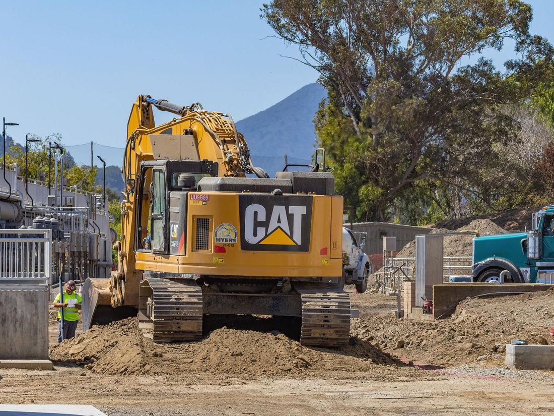 Excavadora en movimiento de tierra