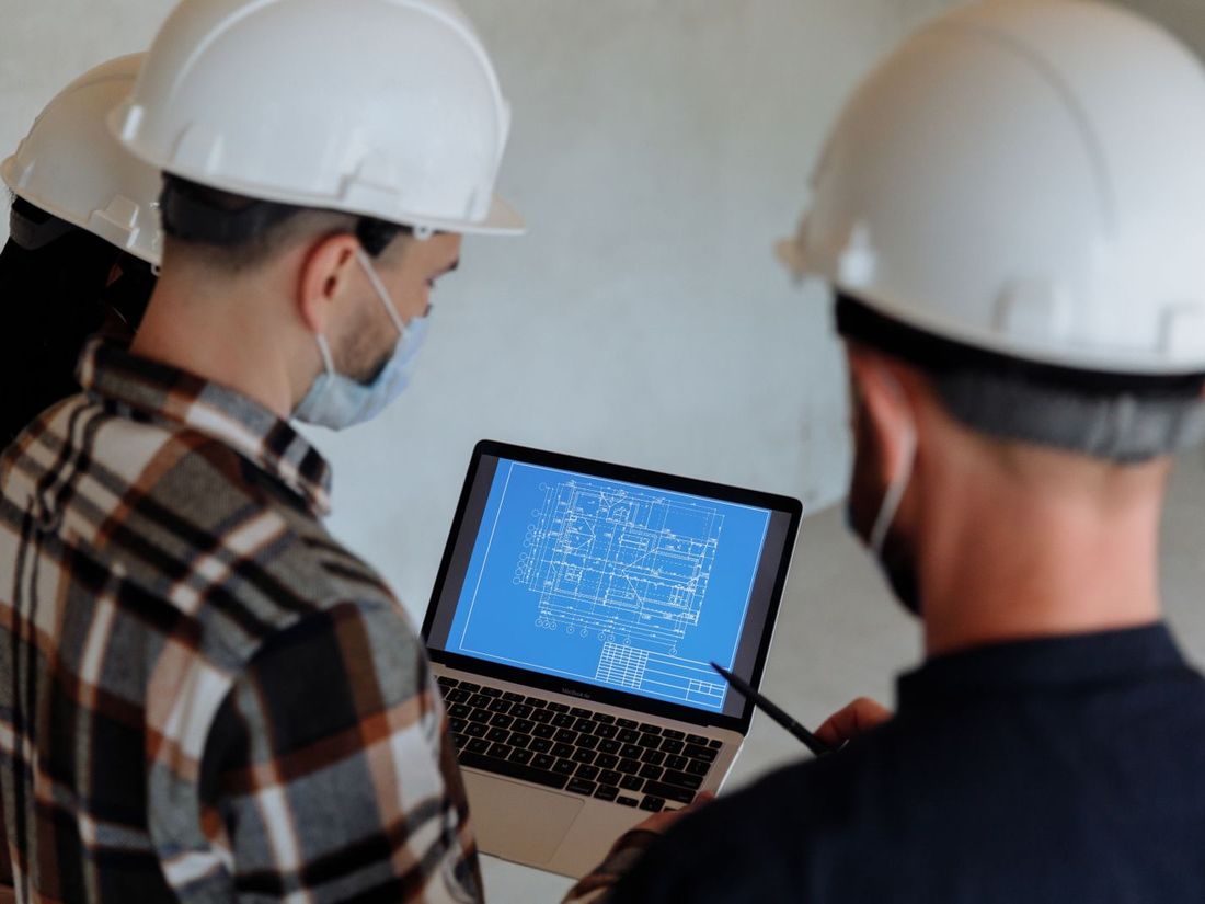Equipo técnico revisando planos en obra